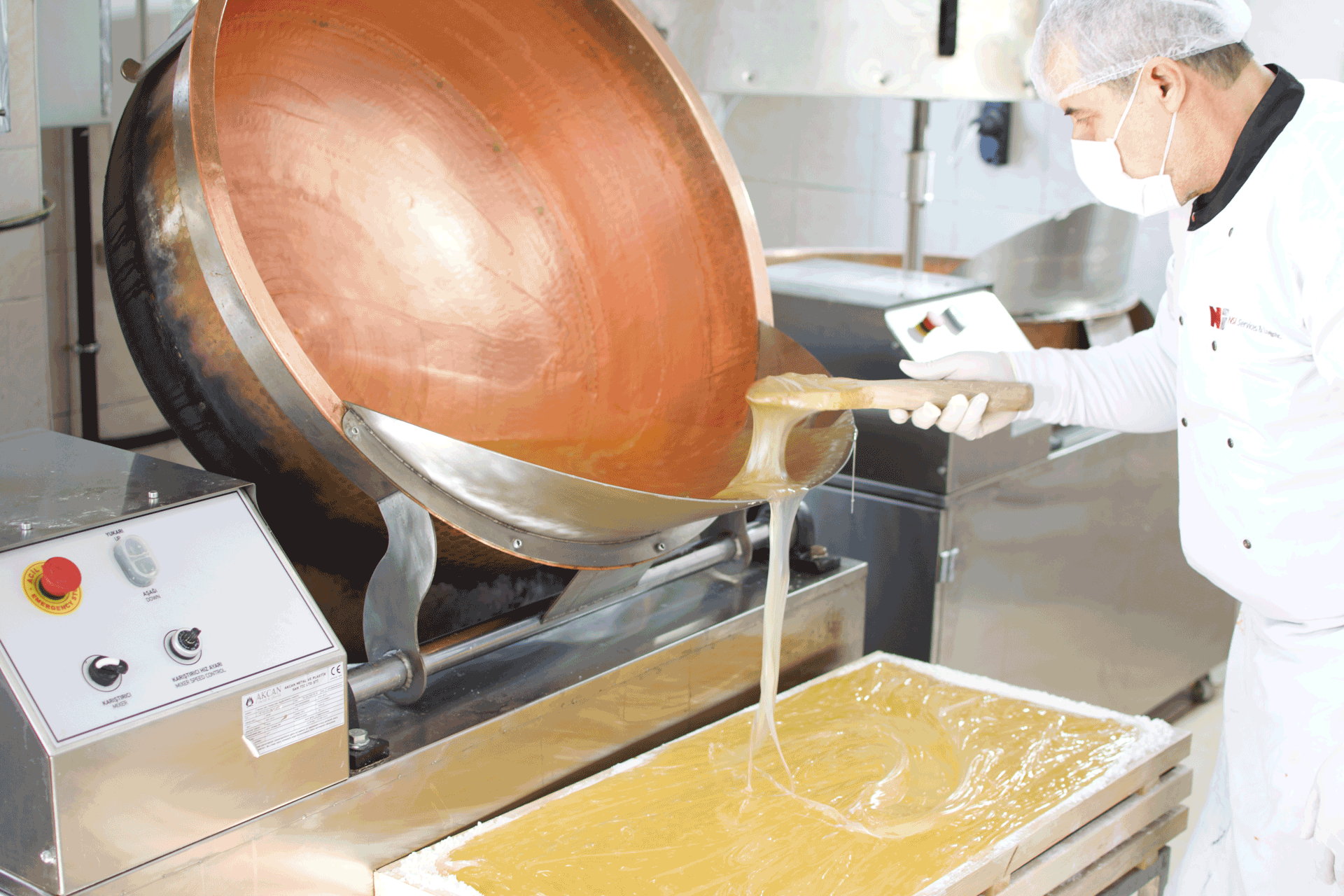 Bakır kazandan lokum kalıbına dökülen şekerleme karışımı